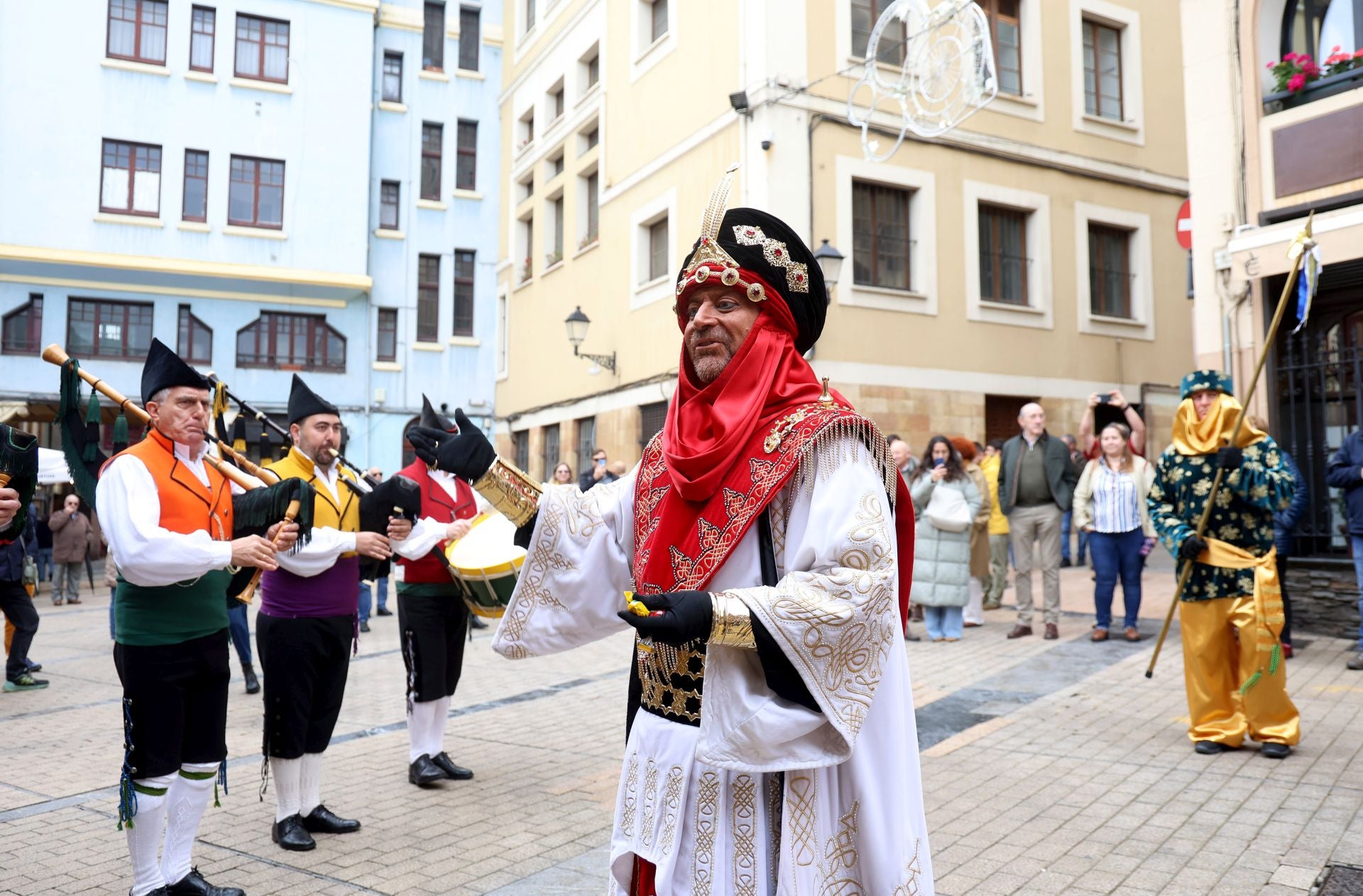 Los belenes ya brillan en la plaza de Trascorrales de Oviedo