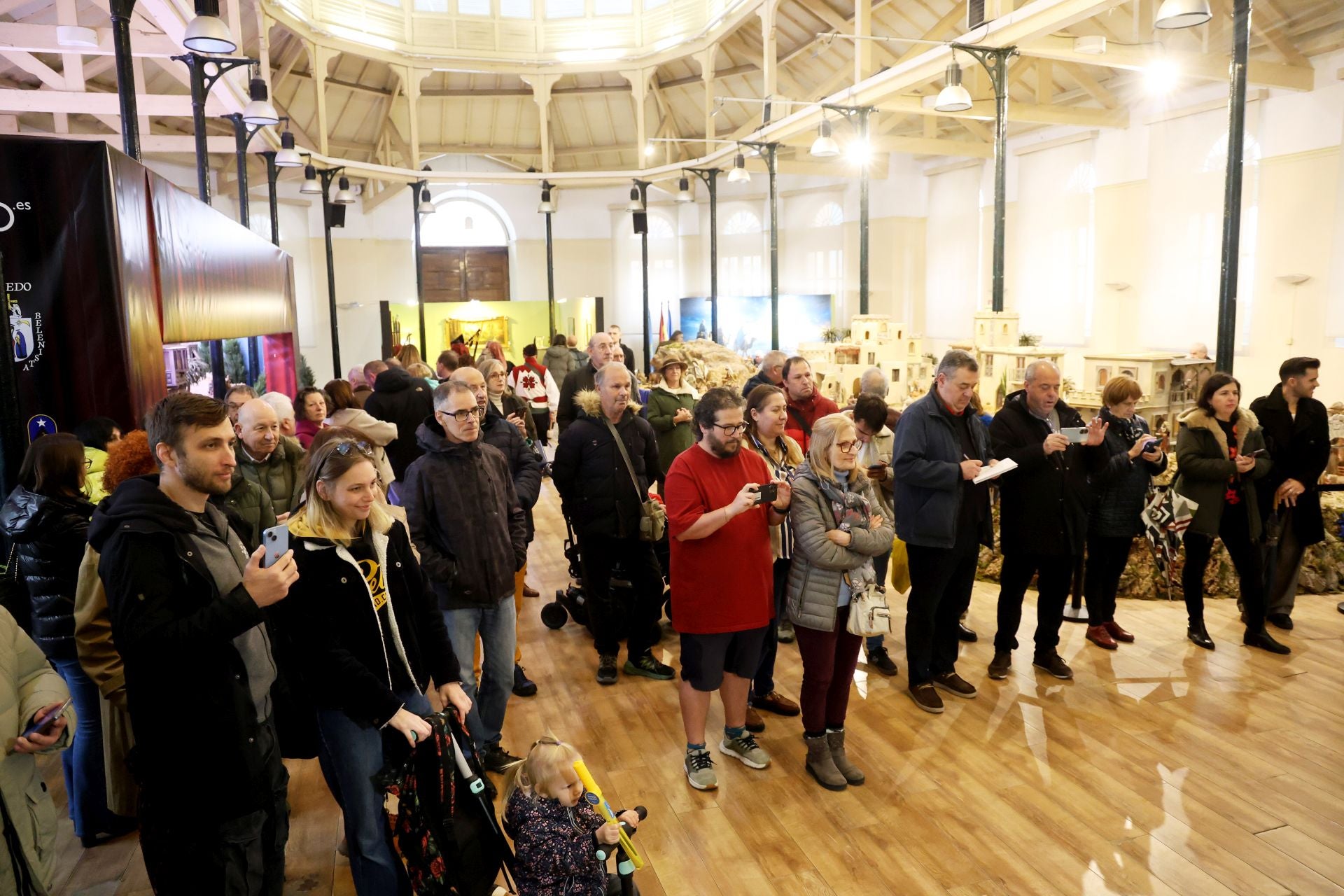 Los belenes ya brillan en la plaza de Trascorrales de Oviedo