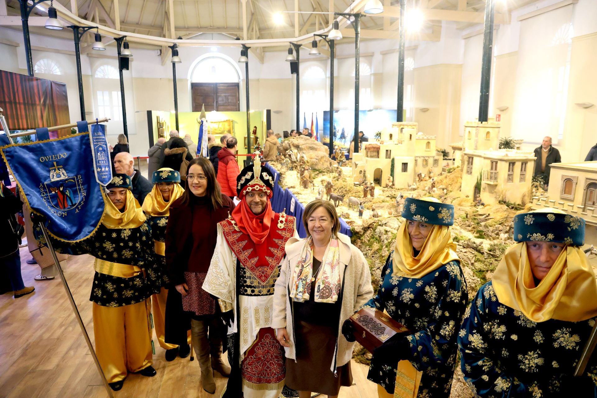 Los belenes ya brillan en la plaza de Trascorrales de Oviedo