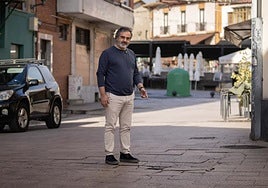 Juan Luis Berros, en la calle El Acebo, de La Pola.