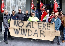 Protesta de trabajadores de Windar, antes la sede de la Consejería de Industria, por el ERE aprobado.