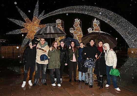 Leo, Enol, Myriam, Eva, Alba G, Alba S, Raquel, Sofiia, Paula, grupo de amigos de Candás y Luanco, bajo la 'estrellona' y los tres Reyes Magos del Náutico.