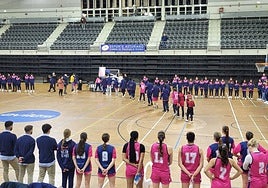 Rodeados de lo jugadores de la cantera, los compañeros de 'Samu' depositaron claves blancos ante su camiseta.