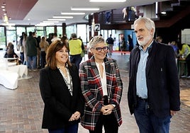 Concepción Saavedra, la responsable de personal y el gerente del Servicio de Salud. Alonso