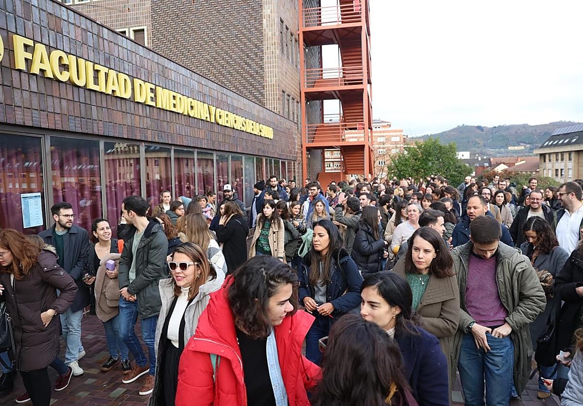 Asistentes a la oposición del Sespa que se desarrolla en la Facultad de Medicina de la Universidad de Oviedo.