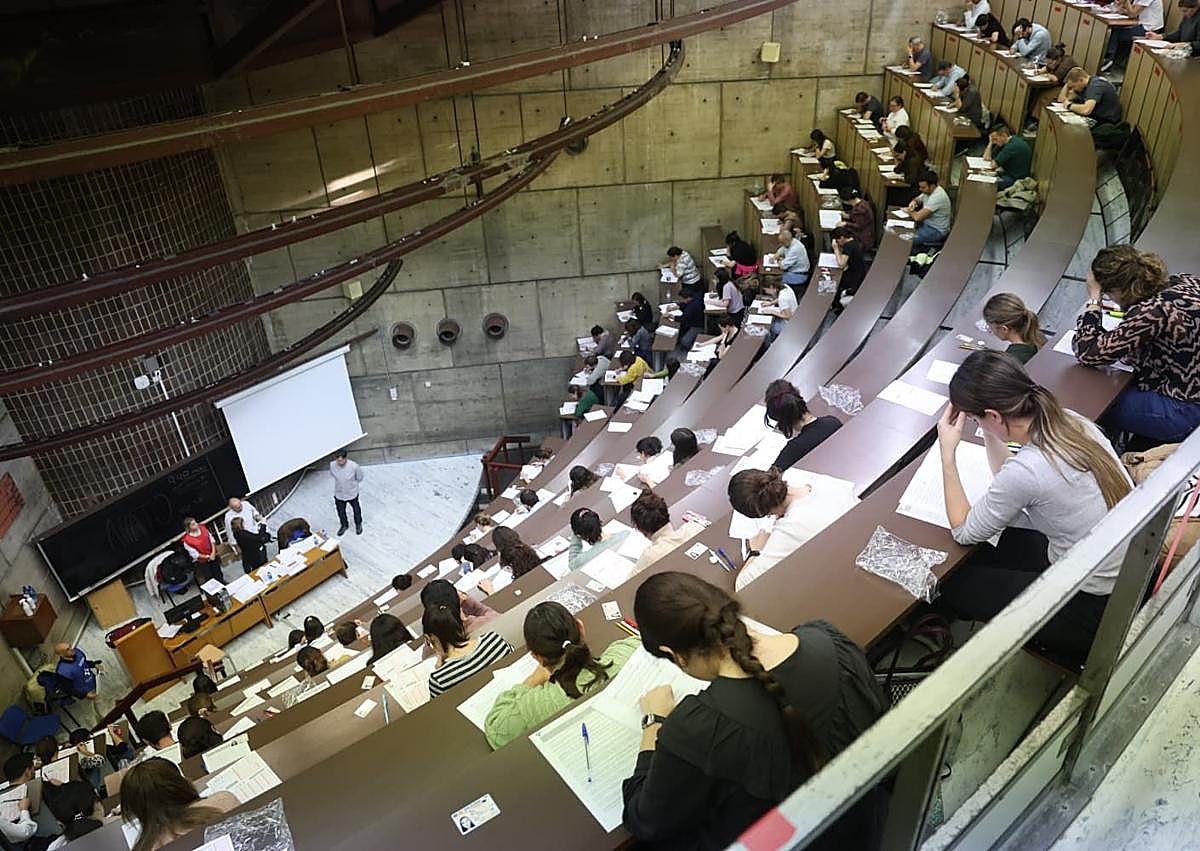 Imagen secundaria 1 - Desarrollo de la oposición sanitaria en Oviedo. A la derecha, la consejera de Salud.