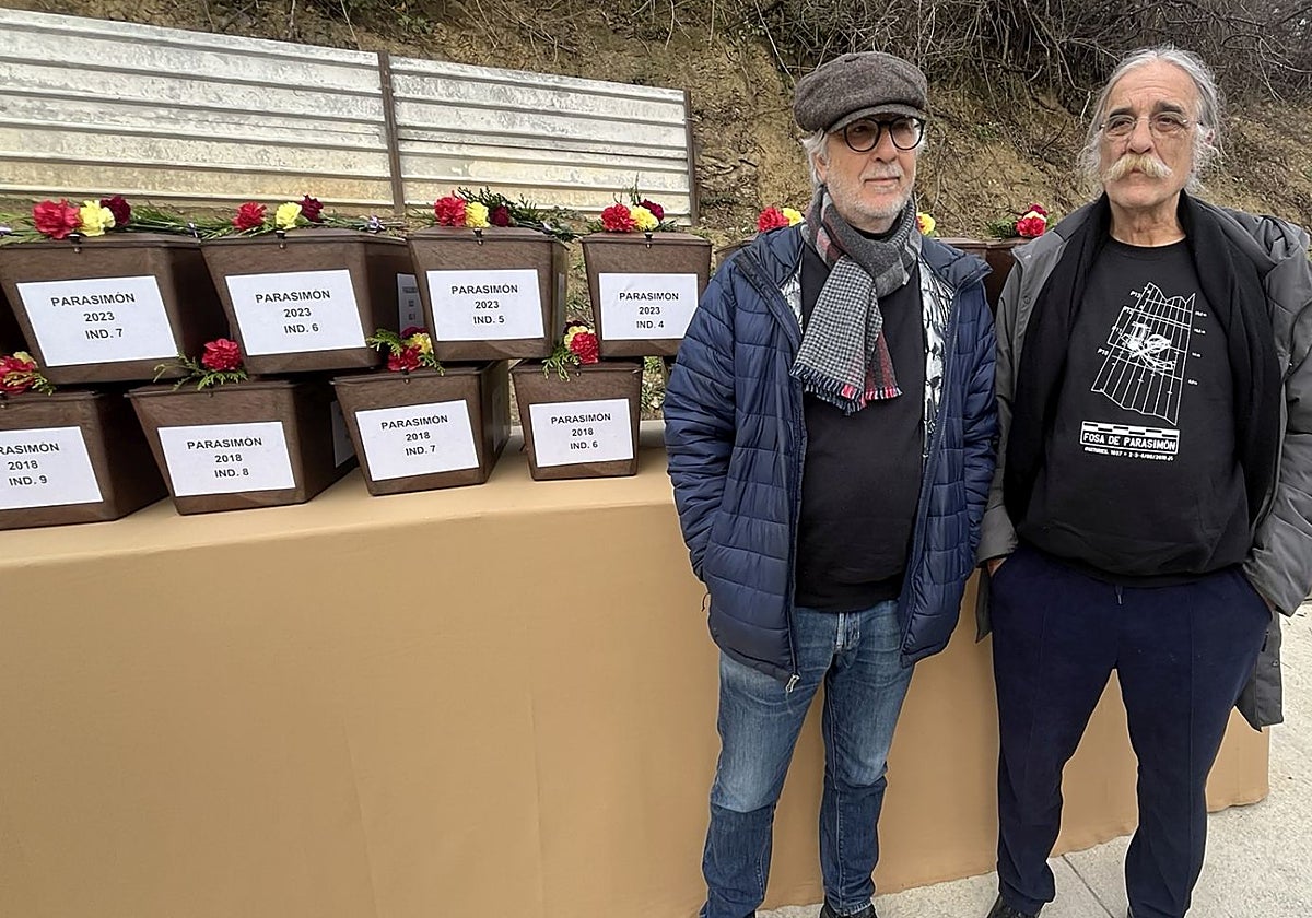 Juan Antonio y Luis Naves Cienfuegos, quienes creen que tienen a su abuelo en una de las cajas.