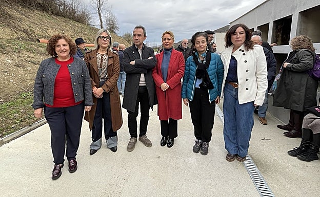 La viceconsejera de Derechos Ciudadanos, Beatriz González; la edil Minerva Álvarez; el consejero Ovidio Zapico; la alcaldesa de Lena, Gema Álvarez; la arqueóloga Lourdes Herrasti; y la directora general de Memoria Democrática, Begoña Collado, en el cementerio de Pola de Lena.