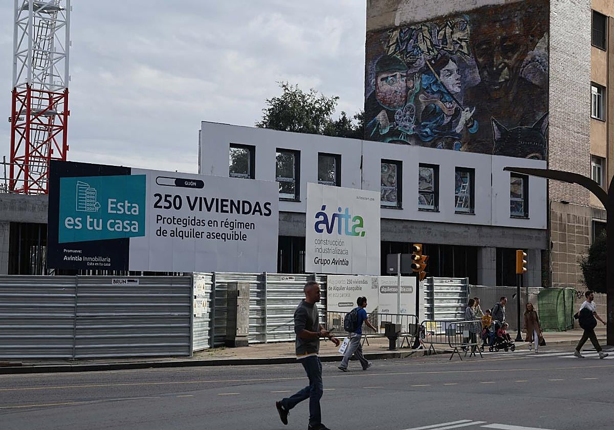 Construcción de pisos publicos en el antiguo solar de Peritos, en Gijón.