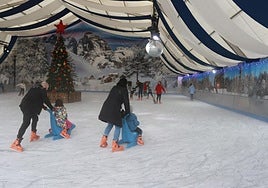 Primeros pasos sobre el hielo: así se patina en las pistas de Gijón y Oviedo