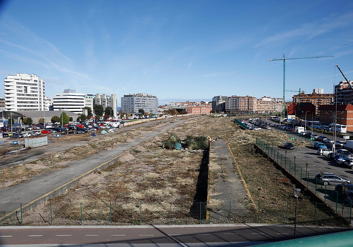Vista desde el viaducto de Carlos Marx de los terrenos del plan de vías que discurren al lado del Museo del Ferrocarril tras los desbroces con varias tiendas de campaña al descubierto.