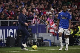 Carrión da instrucciones a sus futbolistas durante el partido.
