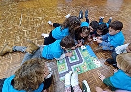 Varios niños en una de las actividades del programa municipal Mini KDMS, en Llanera.