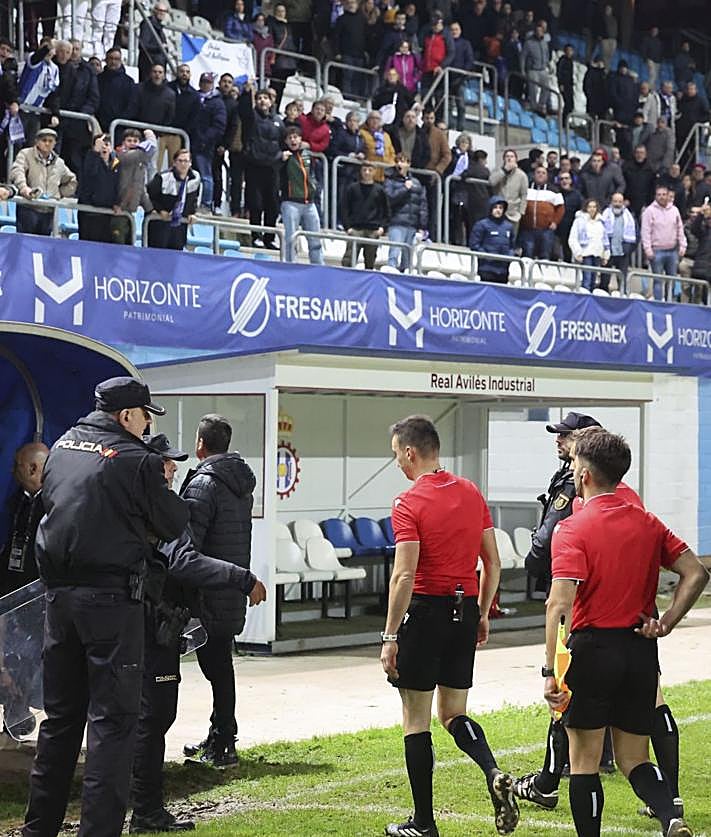 Imagen secundaria 2 - Babin remata a placer en el primer gol. El árbitro accede al túnel de vestuarios tras el polémico final.