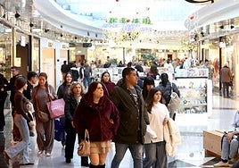 Uno de los pasillos de Parque Principado, este domingo.