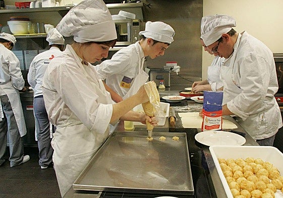 Alumnos de una escuela taller, en una imagen de archivo