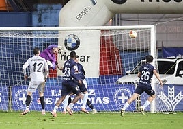 Una jugada del Real Avilés - Celta Fortuna.