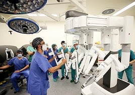 Uno de los quirófanos del HUCA dotados con cirugía robótica.