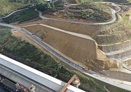 Imagen aérea de la intervención que se está llevando a cabo en la cantera de El Estrellín y los viales regionales de la margen derecha de la ría.