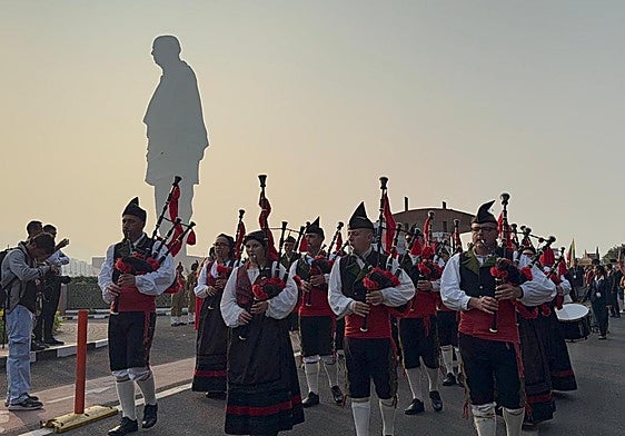 Uno de los desfiles de la banda de gaitas corverana seguido por mucho público en los márgenes de la carretera.