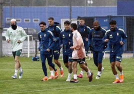 Algunos de los habituales titulares realizando carrera continua en el entrenamiento regenerativo tras un partido