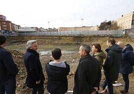 Visita al solar de Peritos, en Gijón, realizada el pasado febrero por la alcaldesa y el consejero de Vivienda, entre otros.