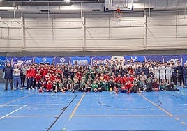 Foto de familia de jugadores y entrenadores de cantera del balonmano avilesino, junto al primer equipo de la Atlética, el pasado sábado tras el partido del Horizonte ante el Zamora.