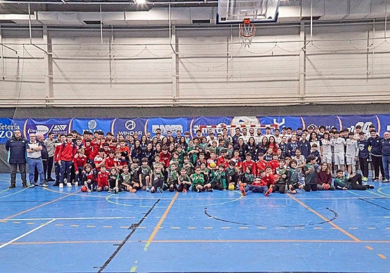 Foto de familia de jugadores y entrenadores de cantera del balonmano avilesino, junto al primer equipo de la Atlética, el pasado sábado tras el partido del Horizonte ante el Zamora.