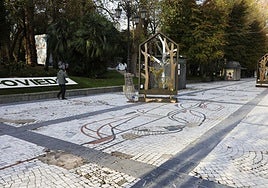 Un adorno navideño instalado sobre el deteriorado mosaico del paseo de Los Álamos.