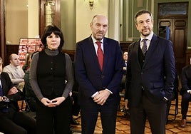 Ana Valero, Juan Cofió y Víctor Javier Vázquez, en la Junta General del Principado.