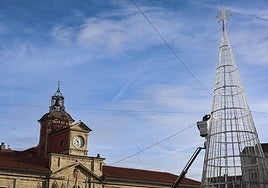 El gran árbol luminoso y transitable ya está instalado en la plaza de España de Avilés.