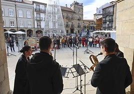 El cuarteto de saxofones 'Vetustax' interpretó varios temas en la plaza de España de Avilés con motivo del Día Mundial del SIDA.