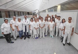 En representación del equipo, de izquierda a derecha y en primera fila, Prado Migallón (médico), Iván Astola (médico), Sérida Domínguez (médico), Guillermo Muñiz (jefe de servicio), Isabel Santín (supervisora), Lara Rodríguez (enfermera), Belén García (supervisora de área), Helena Fernández (supervisora), , Lara Secades (enfermera), Elizabet Fernández (médico), Valeria Ballester (residente), Luis Ángel Cofiño (médico), María Martínez (médico), Diego Parra (médico). Detrás, Tomás Savlik (médico), Marta González (secretaria), Alfredo González (médico), Blanca Leoz (médico), Emilio García (médico), José Antonio Gonzalo (médico), Lorena Martín (médico) y, al fondo, Gonzalo Hernández (médico).