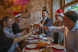 Un brindis navideñeo en el Mítico Bar de Granada.