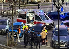 Policía Local y sanitarios atienden al joven.