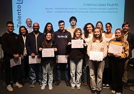 Foto de familia de todos los estudiantes premiados, este lunes, en la Facultad Jovellanos.