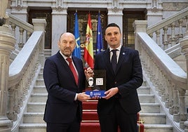 El presidente de la Junta General, Juan Cofiño, recoge el proyecto de ley de presupuestos, a través de un código QR, que le entrega personalmente el consejero de Hacienda, Guillermo Peláez.