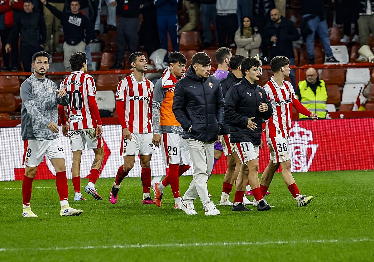 Los jugadores del Sporting de Gijón con caras largas a pesar de rescatar un punto en el añadido ante un inferior Andorra.