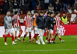 Los jugadores del Sporting de Gijón con caras largas a pesar de rescatar un punto en el añadido ante un inferior Andorra.