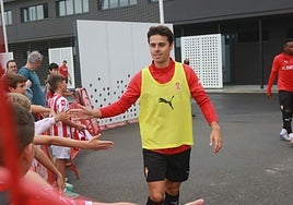 Gaspar, saludando a aficionados antes de un entrenamiento reciente en Mareo.