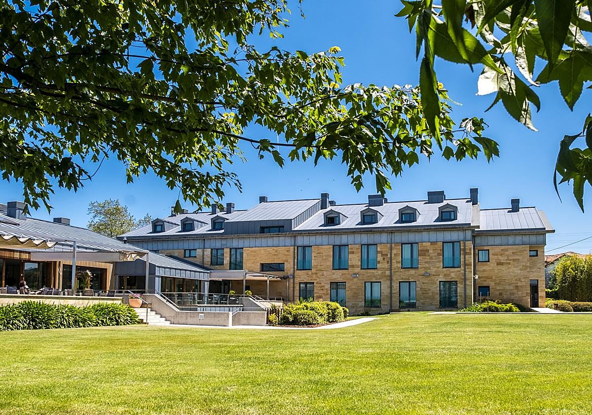 Imagen principal - Detalle de las instalaciones exteriores del hotel.