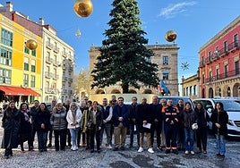 Entidades participantes en la tercera edición de 'Taxi Luz' con los concejales Pelayo Barcia y Tino Vaquero, el presidente de Radio Taxi Gijón, Isaac Menéndez, y el director de la residencia Clara Ferrer, José Manuel López, entre otros.