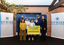 Mariluz Cienfuegos, Borja Alcázar y su hijo, del restaurante Abrelatas, recogen el premio de manos de organizadores y patrocinadores del concurso.