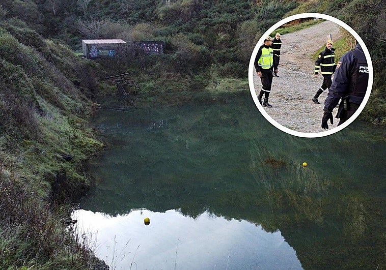 Las boyas señalan el lugar en el que se encuentran los dos vehículos, al fondo de la balsa; arriba a la derecha, parte del dispositivo que ha iniciado los trabajos de búsqueda esta mañana.