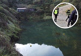 Las boyas señalan el lugar en el que se encuentran los dos vehículos, al fondo de la balsa; arriba a la derecha, parte del dispositivo que ha iniciado los trabajos de búsqueda esta mañana.