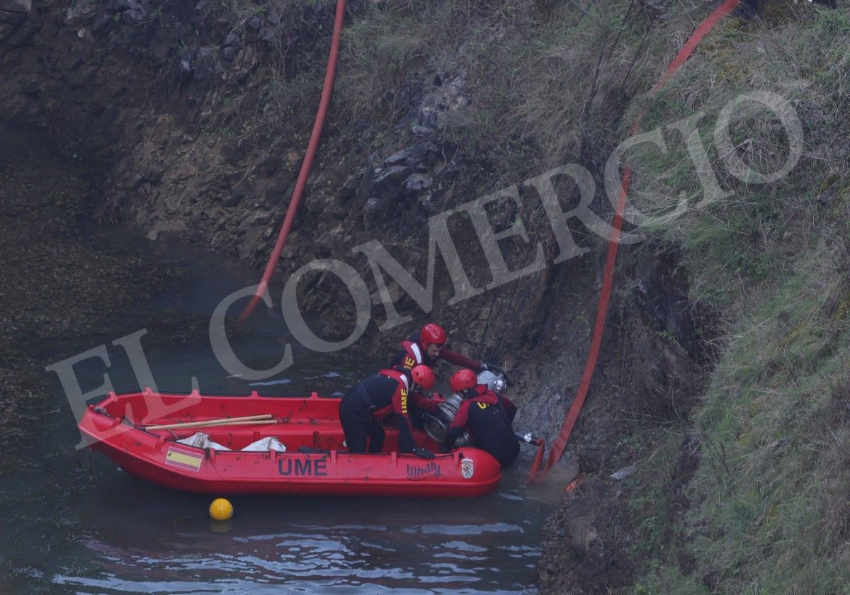 Un caso sin resolver en Asturias: así es la minuciosa búsqueda de Maritrini en la balsa de Ribadesella