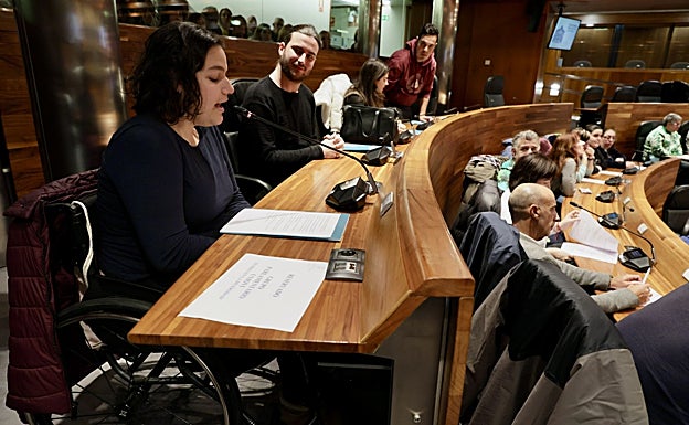 Una joven se dirige desde el escaño al resto de participantes en el pleno.
