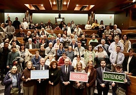 Los participantes en el pleno inclusivo, con el presidente de la Junta General y el resto de componentes de la Mesa de la Cámara y la consejera de Derechos Sociales en primera fila.