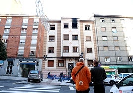 Las consecuencias del incendio, en la fachada del número 27 de la avenida de Torrelavega.