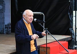 En la plaza de la iglesia de Colunga, Jose Antonio Fidalgo dio el pregón del Festival de la Boroña Preñada, en 2019.